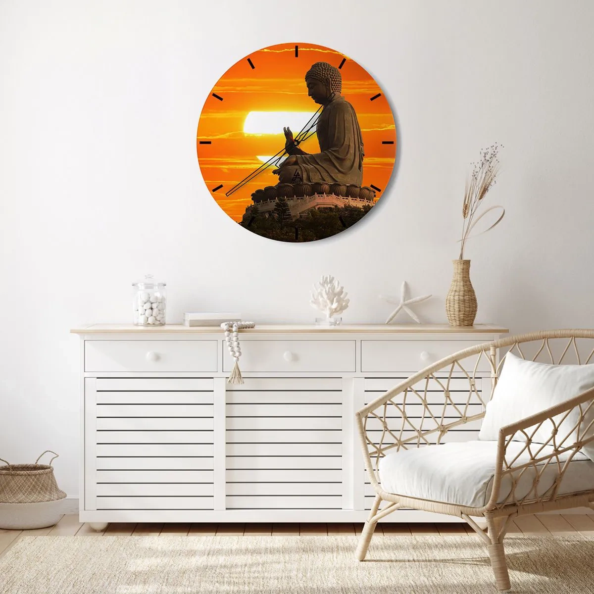 Vægur, Uret - En Buddha-statue mod en intens solnedgang i varme farver. - 30x30cm - Uden frygt for verden - Moderne vægdekoration til stue, køkken og soveværelse ARTTOR