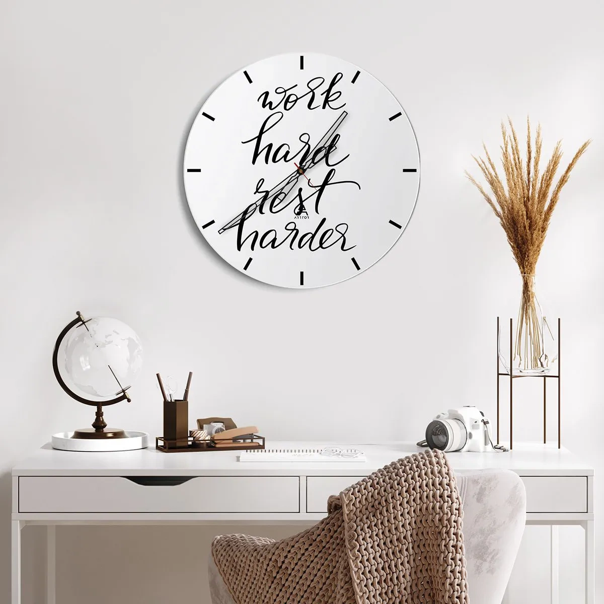 Vægur, Uret - Sort og hvid indskrift arbejd hårdt, hvil hårdere på hvid baggrund - 30x30cm - Balance i livet - Moderne vægdekoration til stue, køkken og soveværelse ARTTOR