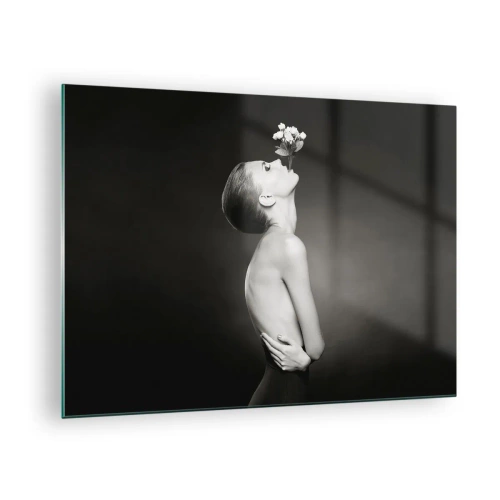 Billede på glas - En kvinde med en blomst i munden i et sort-hvidt portræt - 70x50cm - Excentrisk elegance - Moderne vægdekoration til stue og soveværelse ARTTOR