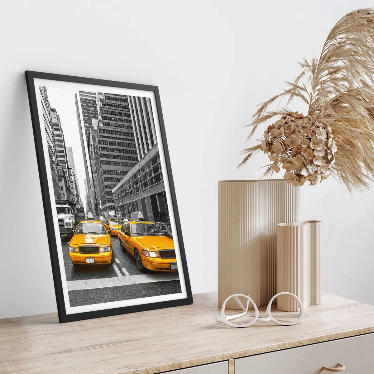 Plakat i sort ramme - Gule taxaer på gaderne i New York - 50x70cm - Det er os, der farver byen - Moderne vægdekoration til stue og soveværelse ARTTOR