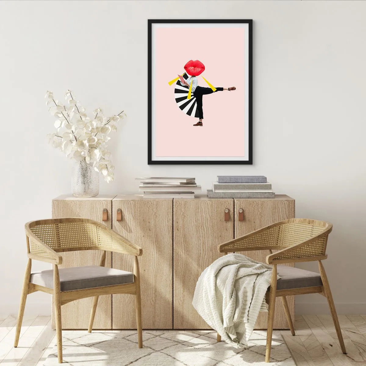 Plakat i sort ramme - En surrealistisk komposition med læber og geometriske elementer på en lyserød baggrund. - 50x70cm - Surrealistisk popkunst - Moderne vægdekoration til stue og soveværelse ARTTOR