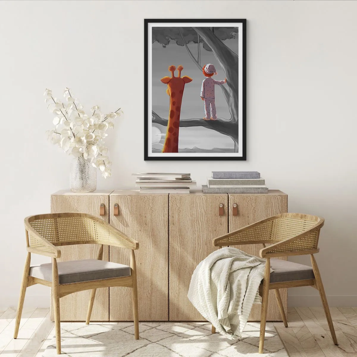 Plakat i sort ramme - En dreng i pyjamas og en giraf i et træ i et gråt og orange landskab. - 50x70cm - Det sker virkelig - Moderne vægdekoration til stue og soveværelse ARTTOR