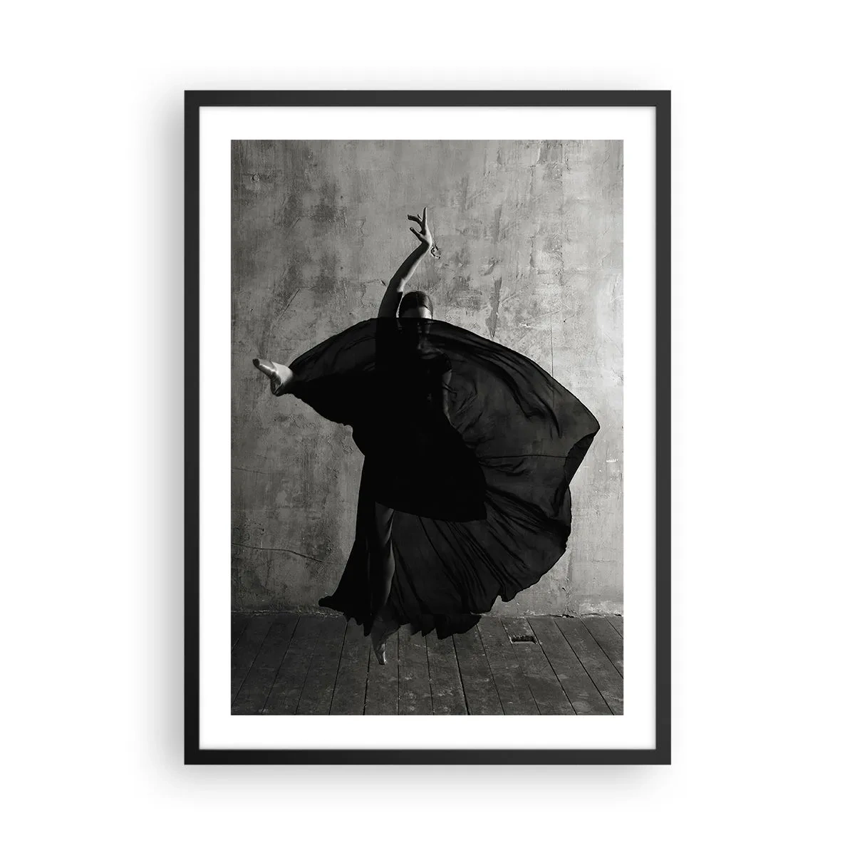 Plakat i sort ramme - Et sort-hvidt billede af en danser i dynamisk bevægelse mod en rå væg. - 50x70cm - Passioneret bælte - Moderne vægdekoration til stue og soveværelse ARTTOR