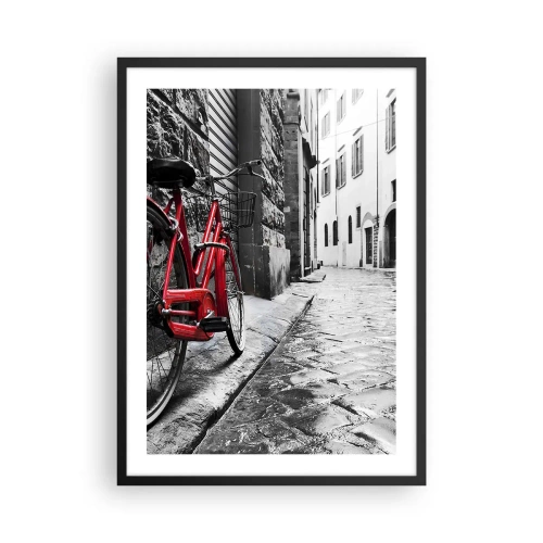 Plakat i sort ramme - En rød cykel på en sort og hvid brostensgade - 50x70cm - Ægte skønhed ældes ikke - Moderne vægdekoration til stue og soveværelse ARTTOR