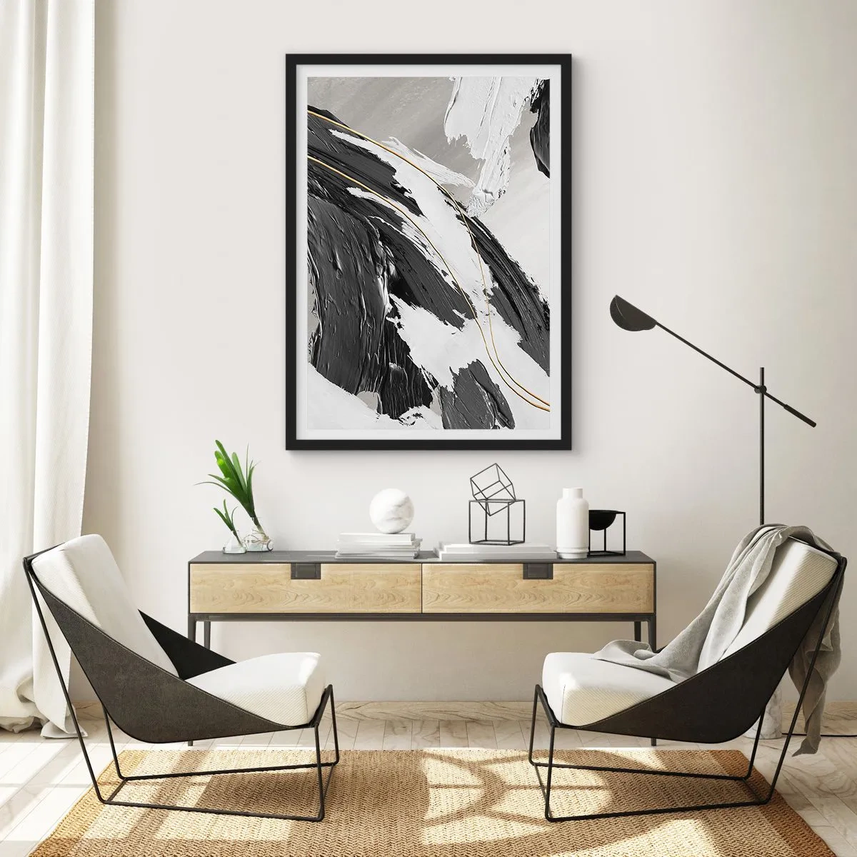 Plakat i sort ramme - Abstrakte penselstrøg i sort, hvid og guld - 50x70cm - Abstraktion med flair - Moderne vægdekoration til stue og soveværelse ARTTOR