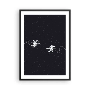Plakat i sort ramme - To astronauter svæver i rummet - 50x70cm - Rummet vikler sig sammen - Moderne vægdekoration til stue og soveværelse ARTTOR