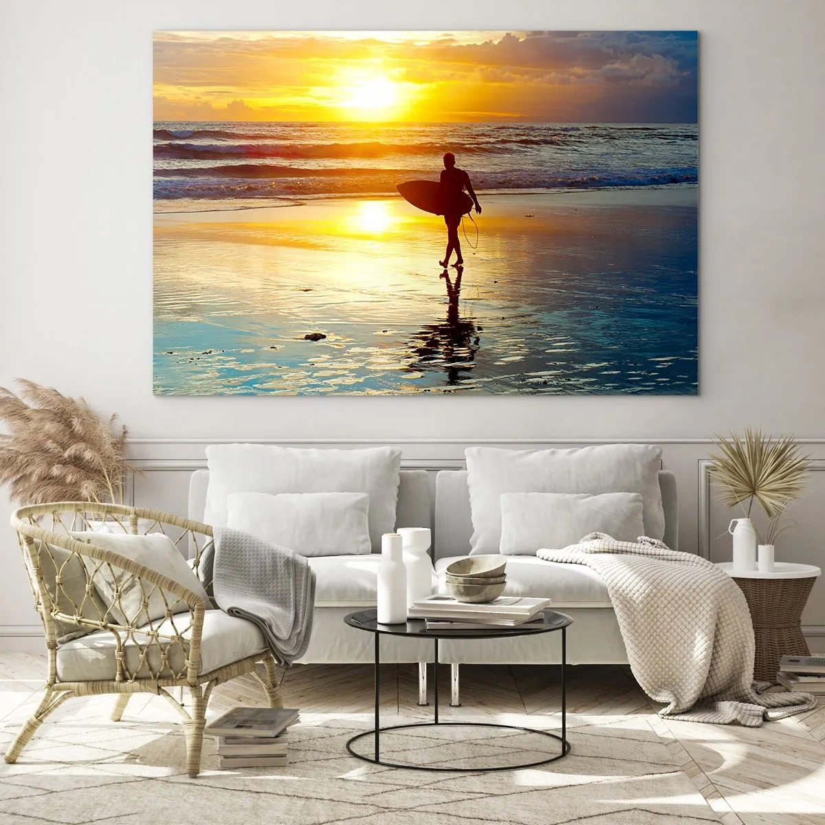 Billede på glas - En surfer går på stranden ved solnedgang med sit bræt - 70x50cm - Krigerens tilbagevenden - Moderne vægdekoration til stue og soveværelse ARTTOR