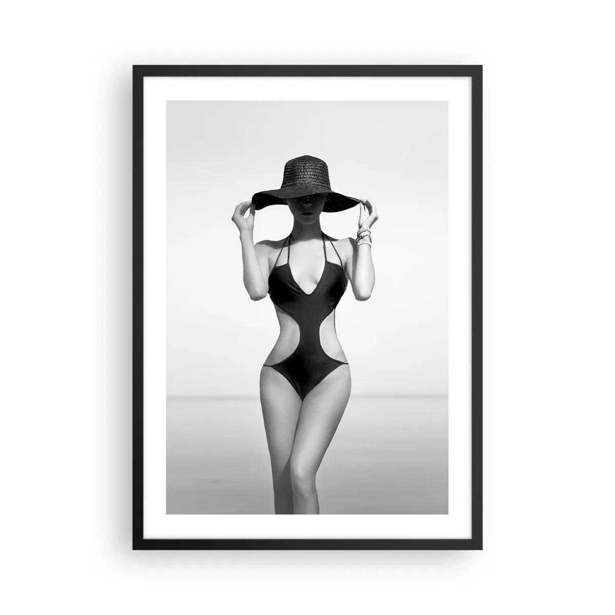 Plakat i sort ramme - Sort-hvidt fotografi af en kvinde i hat og badedragt - 50x70cm - Mit navn er Elegance - Moderne vægdekoration til stue og soveværelse ARTTOR