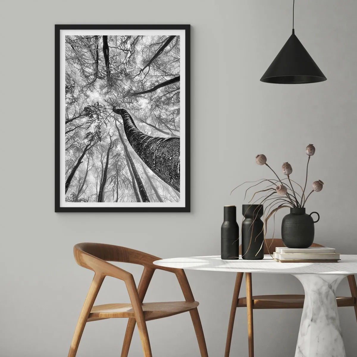 Plakat i sort ramme - Perspektiv af træer i sort-hvid - 50x70cm - Kapløb mod lyset - Moderne vægdekoration til stue og soveværelse ARTTOR