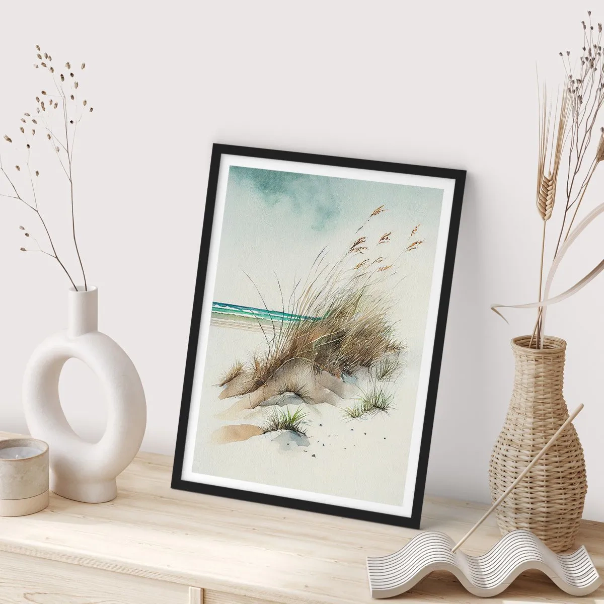Plakat i sort ramme - Akvarellignende klitter med græsser ved et roligt hav - 50x70cm - Pakket ind i sand - Moderne vægdekoration til stue og soveværelse ARTTOR
