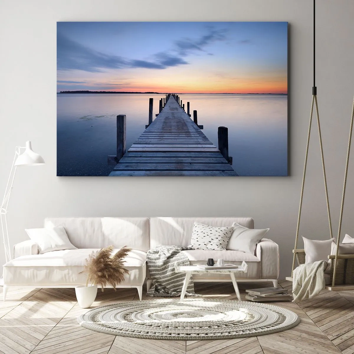 Lærredstryk - Billede på lærred - Træbro ved søen ved solnedgang - 70x50cm - Den rolige skumringstid - Moderne vægdekoration til stue og soveværelse ARTTOR