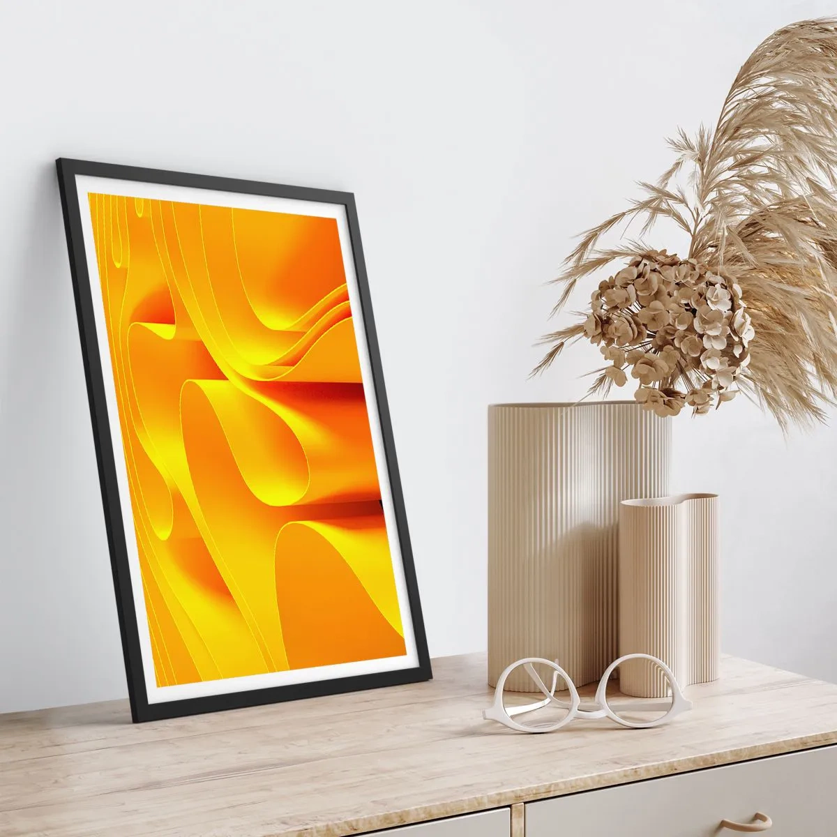 Plakat i sort ramme - En abstrakt komposition i nuancer af guld og orange - 50x70cm - Som solens bølger - Moderne vægdekoration til stue og soveværelse ARTTOR