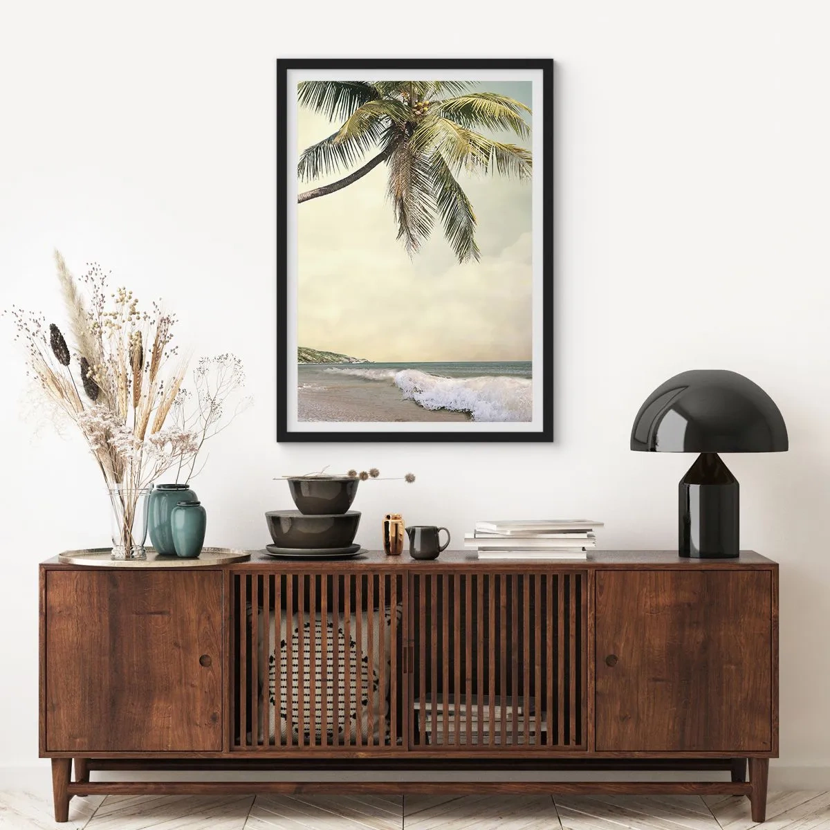 Plakat i sort ramme - Et palmetræ mod havet - 50x70cm - En tropisk drøm - Moderne vægdekoration til stue og soveværelse ARTTOR