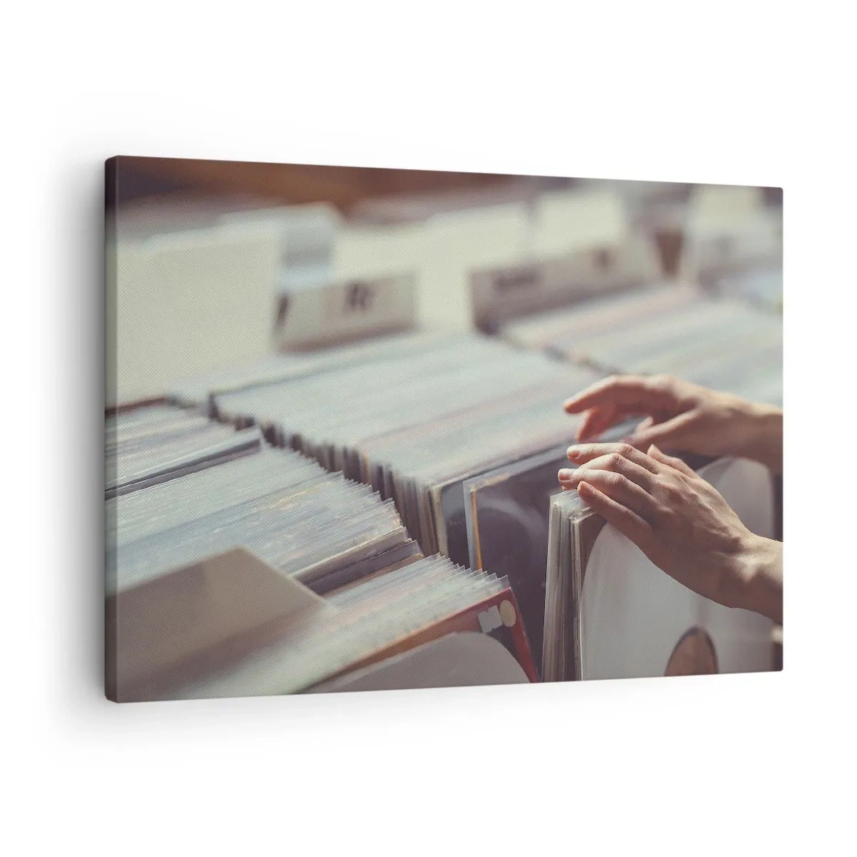 Lærredstryk - Billede på lærred - Hænder kigger igennem en vinylsamling - 70x50cm - På jagt efter følelser - Moderne vægdekoration til stue og soveværelse ARTTOR