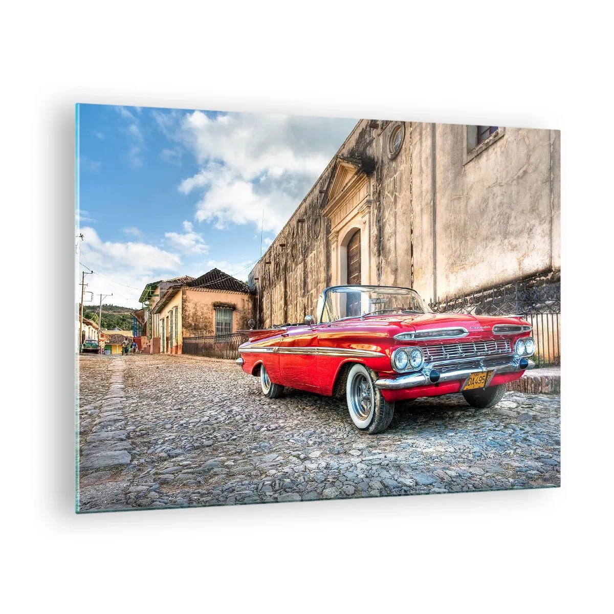 Billede på glas - En klassisk rød cabriolet på en brostensbelagt gade i retro-omgivelser - 70x50cm - Cubanske følelser - Moderne vægdekoration til stue og soveværelse ARTTOR