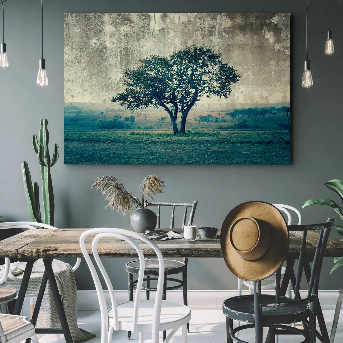 Lærredstryk - Billede på lærred - Et ensomt træ mod et tåget landskab - 70x50cm - Et æbletræ på en blå membran? - Moderne vægdekoration til stue og soveværelse ARTTOR