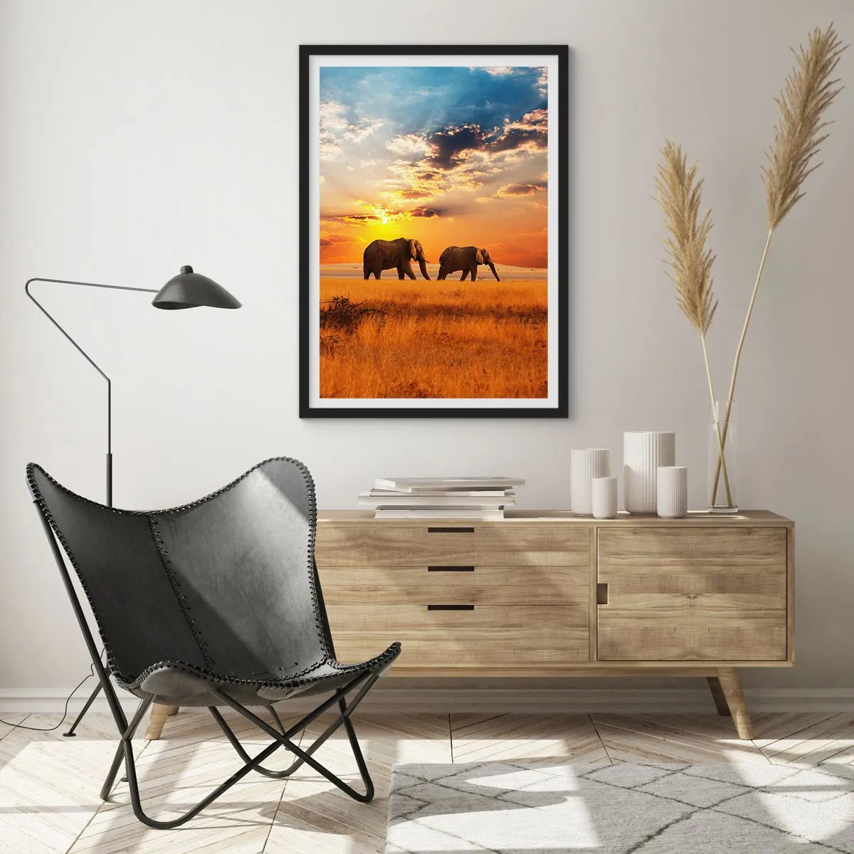 Plakat i sort ramme - Elefanter går i den nedgående sols skær - 50x70cm - Familievandring - Moderne vægdekoration til stue og soveværelse ARTTOR