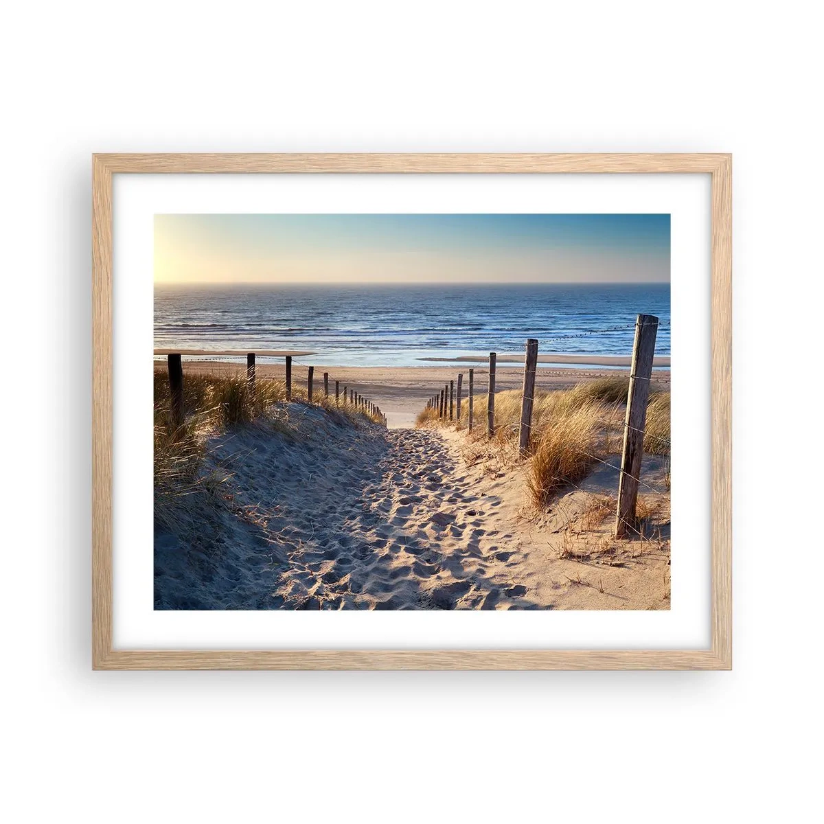 Plakat i ramme af lyst egetræ - Havet brummer, fuglene synger, en vild strand midt i græsset.... - 50x40 cm