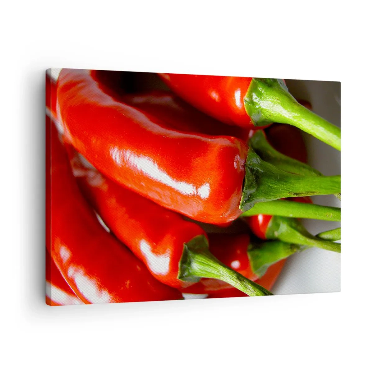 Lærredstryk - Billede på lærred - Nærbillede af røde chilipeber med grønne stilke - 70x50cm - Saftig, skinnende, glat - Moderne vægdekoration til stue og soveværelse ARTTOR