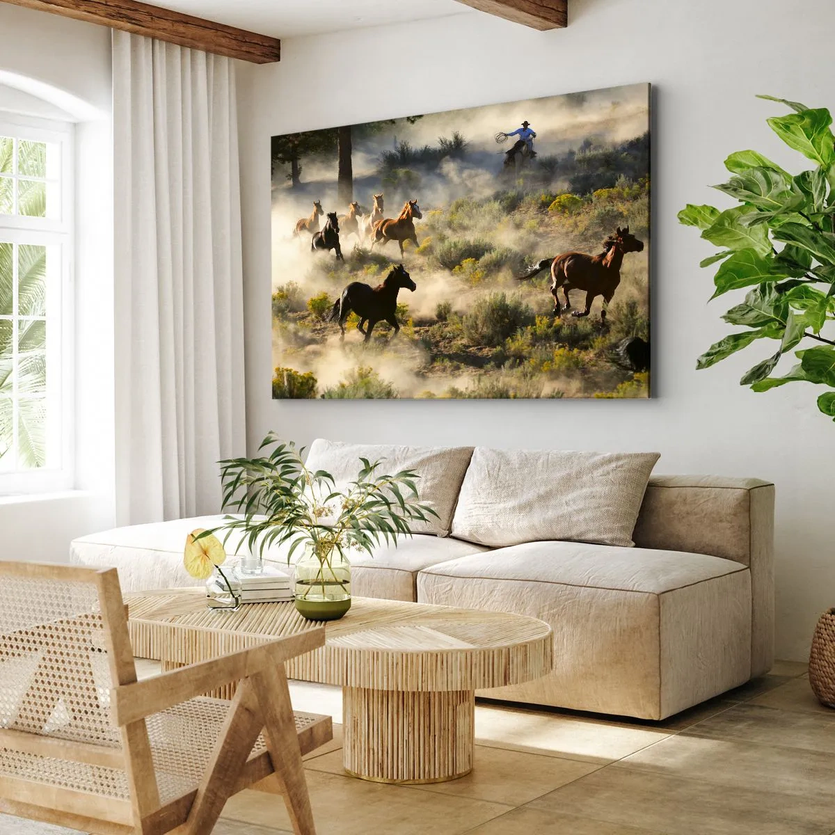 Lærredstryk - Billede på lærred - En flok vilde heste galoperer gennem støvet og vegetationen - 70x50cm - Rivalisering - frihed eller maskulin kraft? - Moderne vægdekoration til stue og soveværelse ARTTOR