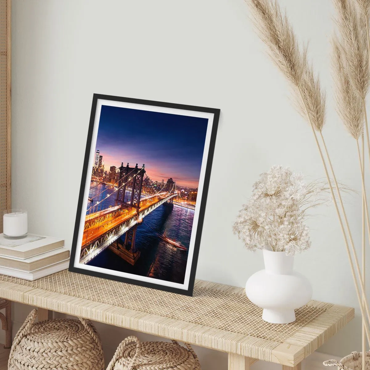 Plakat i sort ramme - New York City Bridge om natten med udsigt over byen - 50x70cm - En lysende bro til hjertet af byen - Moderne vægdekoration til stue og soveværelse ARTTOR