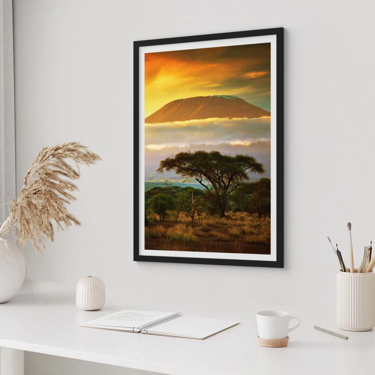 Plakat i sort ramme - Kilimanjaro ved solnedgang i den afrikanske savanne - 50x70cm - En rejsendes drøm - Moderne vægdekoration til stue og soveværelse ARTTOR