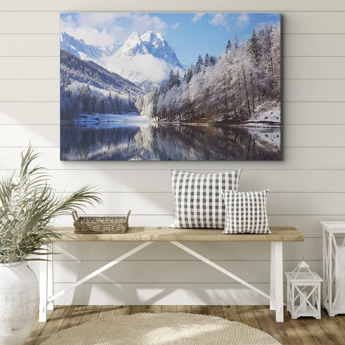 Lærredstryk - Billede på lærred - Vinterbjerglandskab med snedækkede træer og en sø - 70x50cm - Snevagten - Moderne vægdekoration til stue og soveværelse ARTTOR