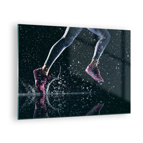 Billede på glas - Løber gennem vand i sportssko mod en mørk baggrund - 70x50cm - Så meget som du kan - Moderne vægdekoration til stue og soveværelse ARTTOR