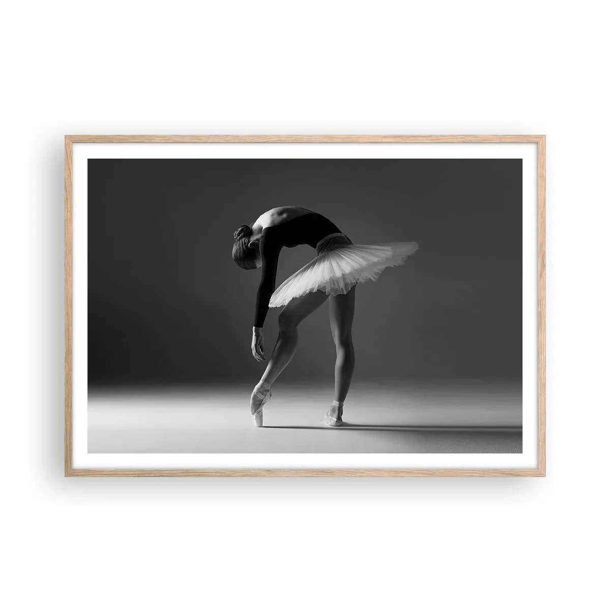 Plakat i ramme af lyst egetræ - Bella balerina - 100x70 cm