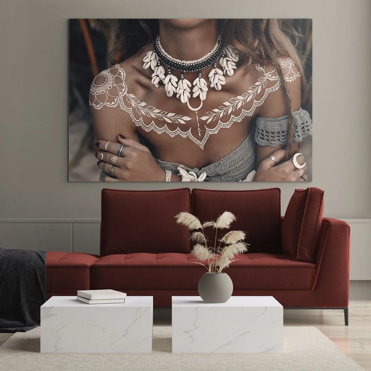 Billede på glas - Nærbillede af en kvinde med en muslingeskalshalskæde og en hvid tatovering - 70x50cm - Talismaner, ritualer om kvindelighed - Moderne vægdekoration til stue og soveværelse ARTTOR
