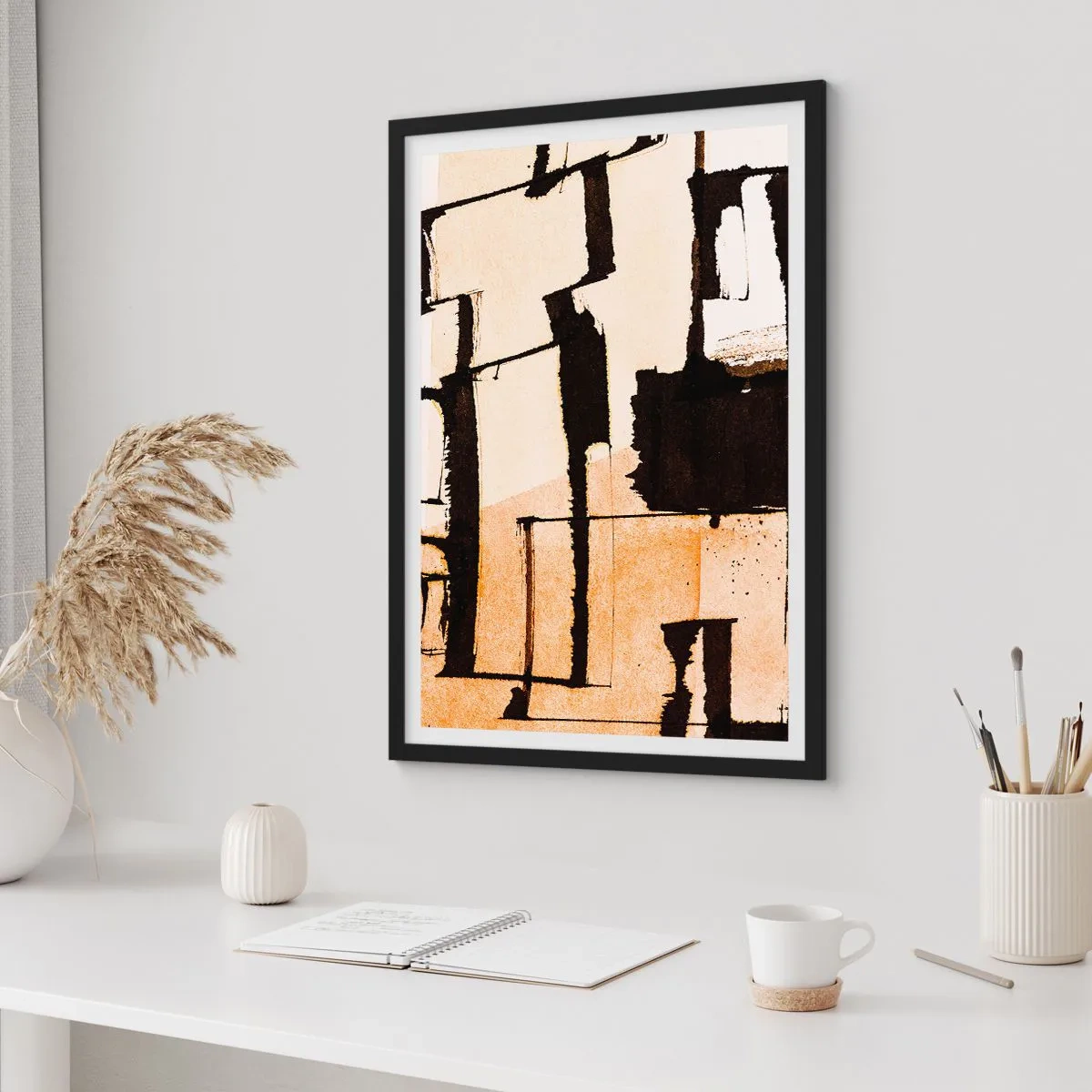 Plakat i sort ramme - En abstrakt komposition af geometriske former i nuancer af beige og sort. - 50x70cm - Og alligevel orden - Moderne vægdekoration til stue og soveværelse ARTTOR