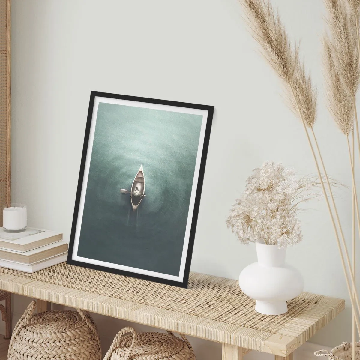 Plakat i sort ramme - Fugleperspektiv af en båd, der driver på roligt vand - 50x70cm - På tværs af en månelyst sø - Moderne vægdekoration til stue og soveværelse ARTTOR