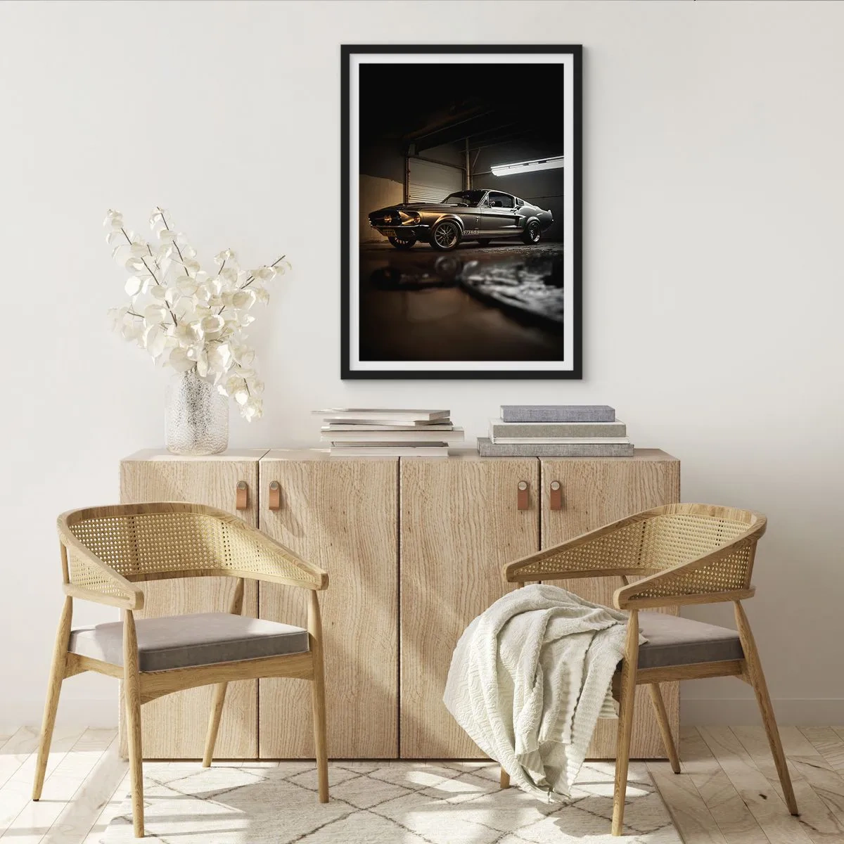 Plakat i sort ramme - Klassisk sportsvogn i garagen - 50x70cm - Tilbage til fortiden - Moderne vægdekoration til stue og soveværelse ARTTOR