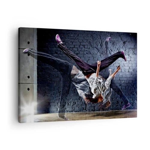 Lærredstryk - Billede på lærred - En danser i et dynamisk spring mod en murstensvæg - 70x50cm - Gadestjerne - Moderne vægdekoration til stue og soveværelse ARTTOR