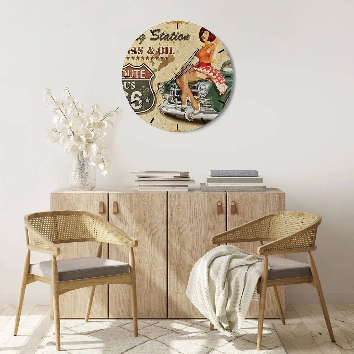 Vægur, Uret - Pin-up pige og retro bil - 30x30cm - De glorværdige 1940'ere. - Moderne vægdekoration til stue, køkken og soveværelse ARTTOR