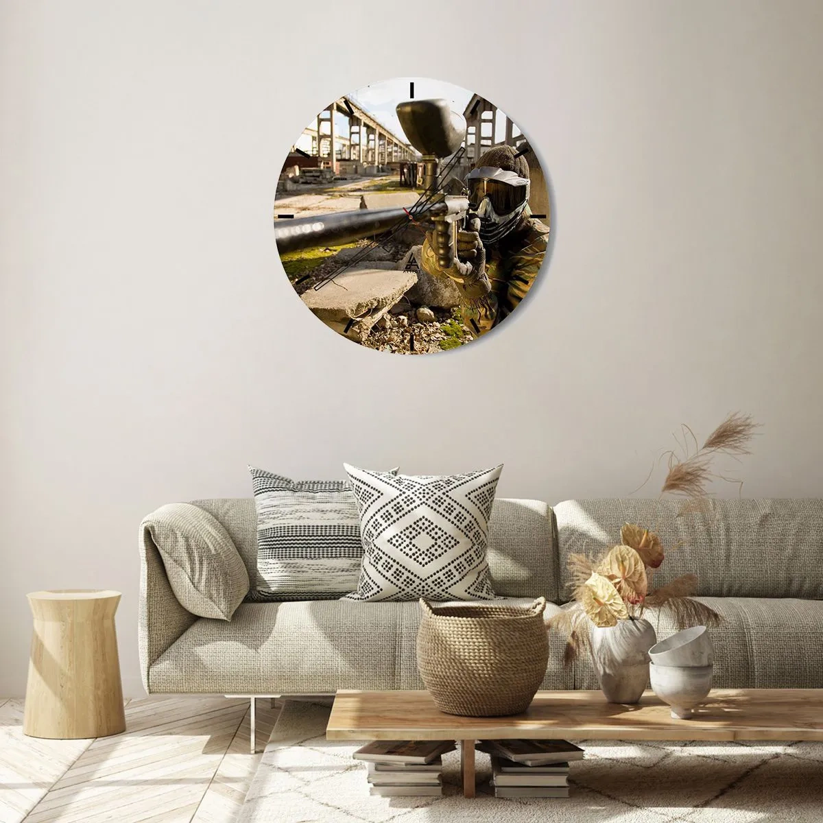 Vægur, Uret - Paintball i industrielle omgivelser - 30x30cm - Og du kan blive en helt - Moderne vægdekoration til stue, køkken og soveværelse ARTTOR