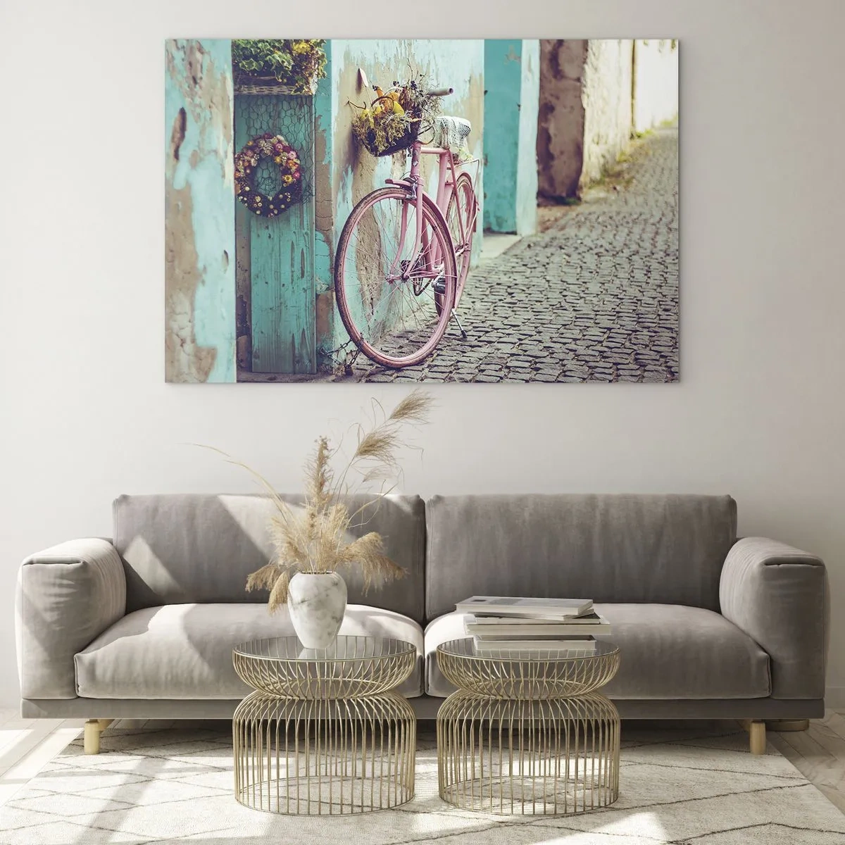 Billede på glas - En lyserød cykel lænet op ad en væg med blomster i kurve, mod en pastelfarvet baggrund. - 70x50cm - Jeg vender tilbage om lidt - Moderne vægdekoration til stue og soveværelse ARTTOR