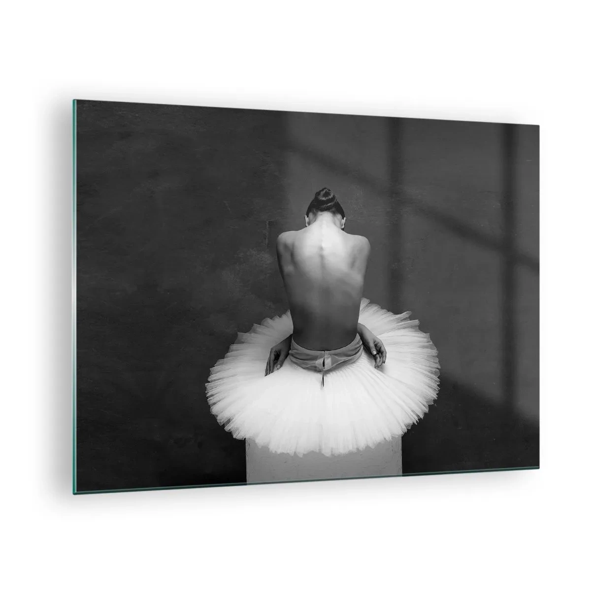 Billede på glas - En siddende ballerina i et tylskørt mod en skygge - 70x50cm - Blomstrer nu - Moderne vægdekoration til stue og soveværelse ARTTOR