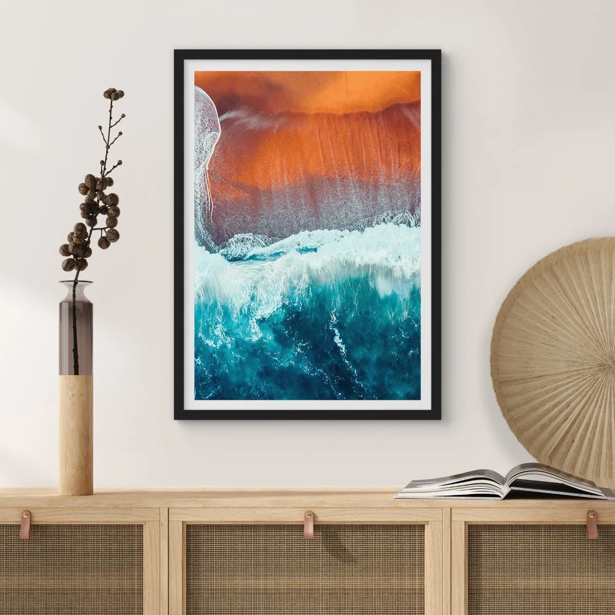 Plakat i sort ramme - Havbølger, der slår mod kysten med varmt farvet sand - 50x70cm - Et strejf af havet - Moderne vægdekoration til stue og soveværelse ARTTOR