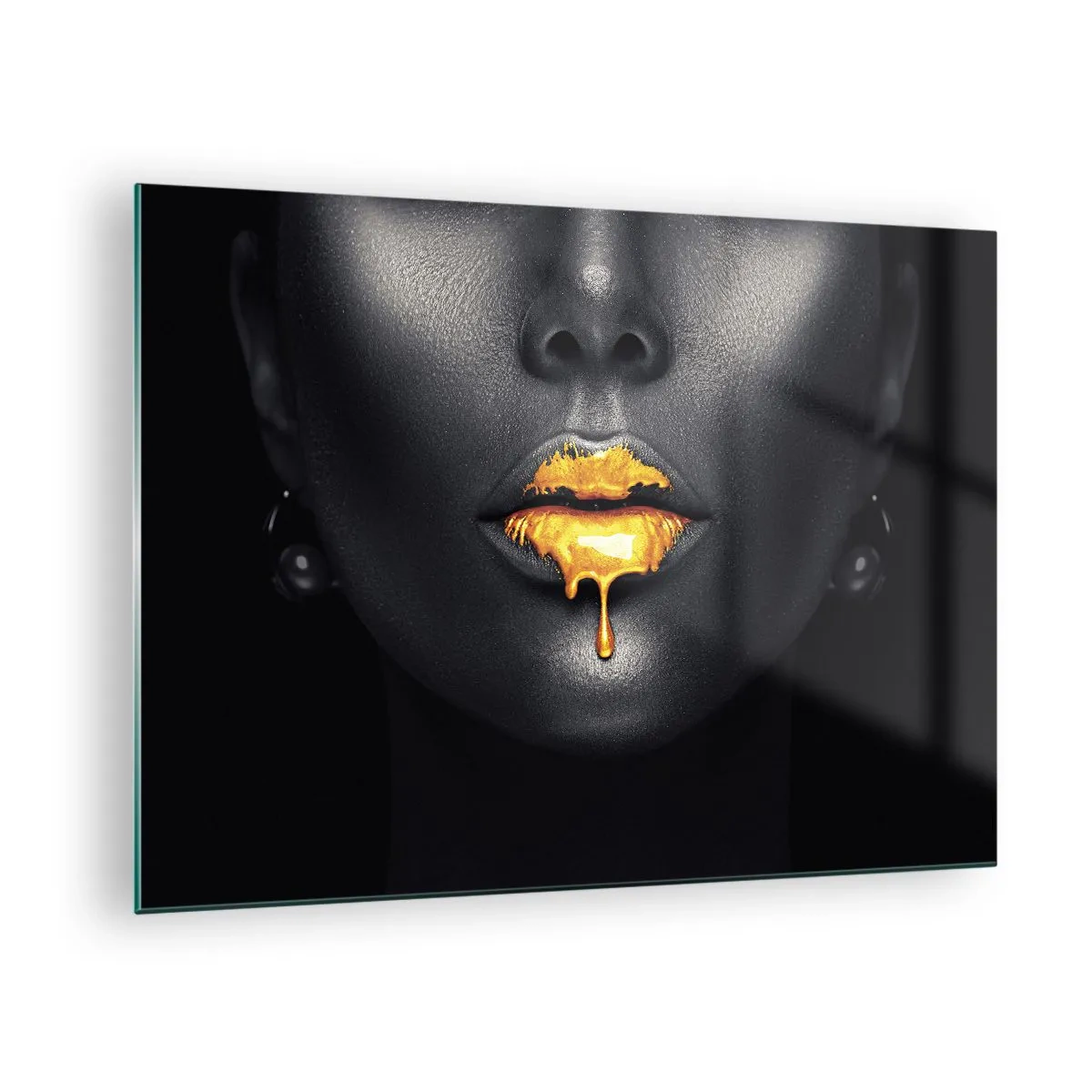 Billede på glas - Sort og guld portræt af en kvinde med skinnende læber - 70x50cm - Gyldenmund - Moderne vægdekoration til stue og soveværelse ARTTOR