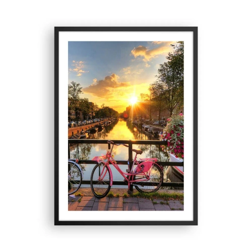 Plakat i sort ramme - En lyserød cykel på en bro over en kanal ved solnedgang - 50x70cm - Forårsmorgen i Amsterdam - Moderne vægdekoration til stue og soveværelse ARTTOR