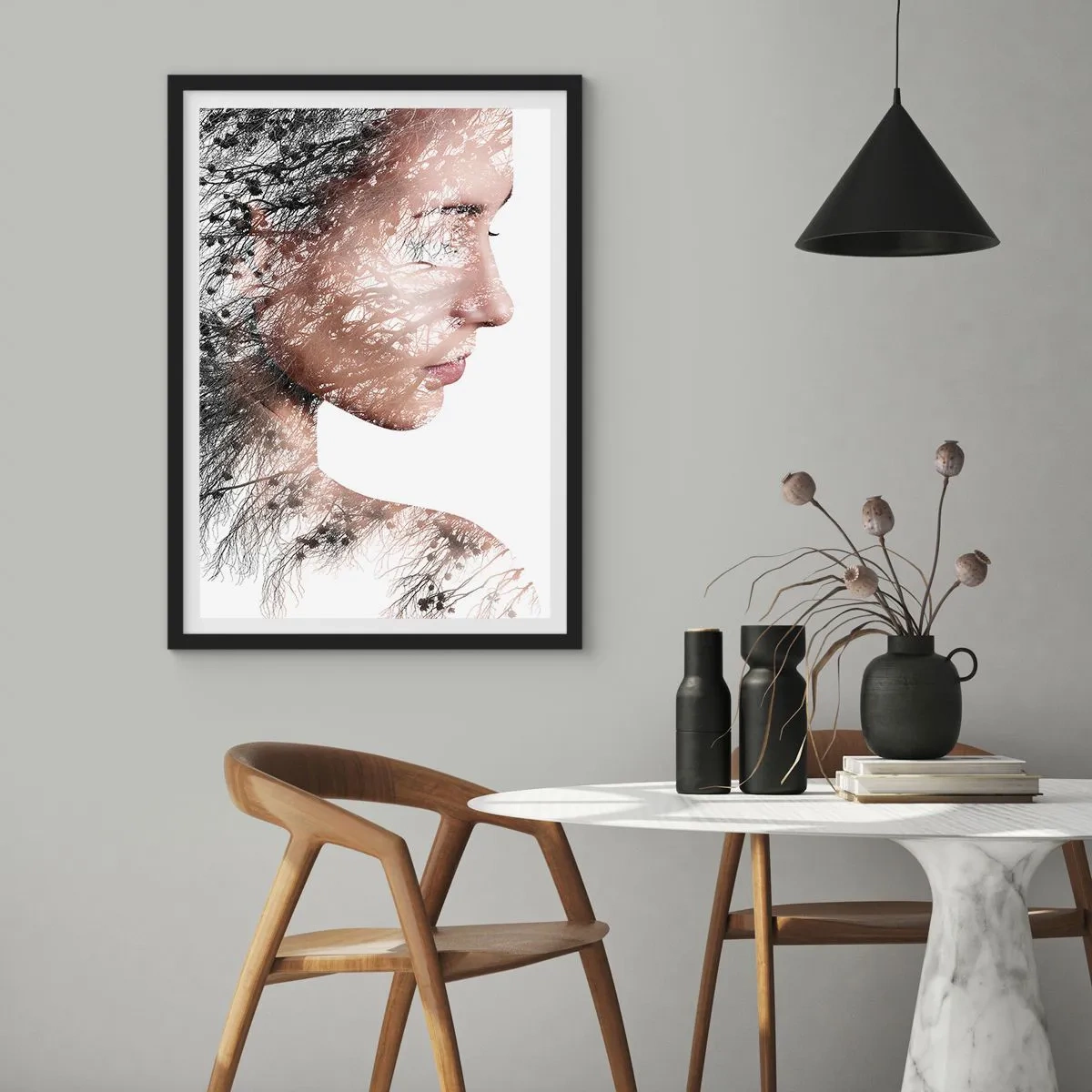 Plakat i sort ramme - Dobbelteksponeringsportræt af en kvinde med et naturmotiv - 50x70cm - Skovens ånd - Moderne vægdekoration til stue og soveværelse ARTTOR