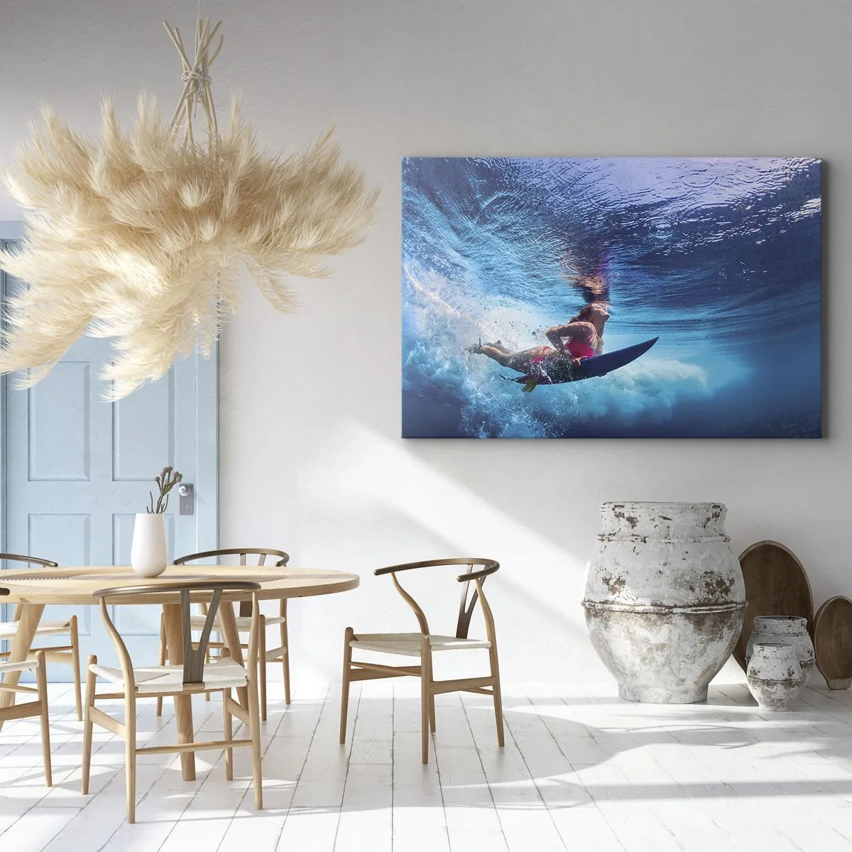 Lærredstryk - Billede på lærred - En surfer under vandet i en dynamisk komposition i blå nuancer. - 70x50cm - Dybden af glæde - Moderne vægdekoration til stue og soveværelse ARTTOR
