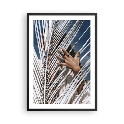 Plakat i sort ramme - En hånd med ringe bag palmeblade - 50x70cm - Shamanens kæreste? - Moderne vægdekoration til stue og soveværelse ARTTOR