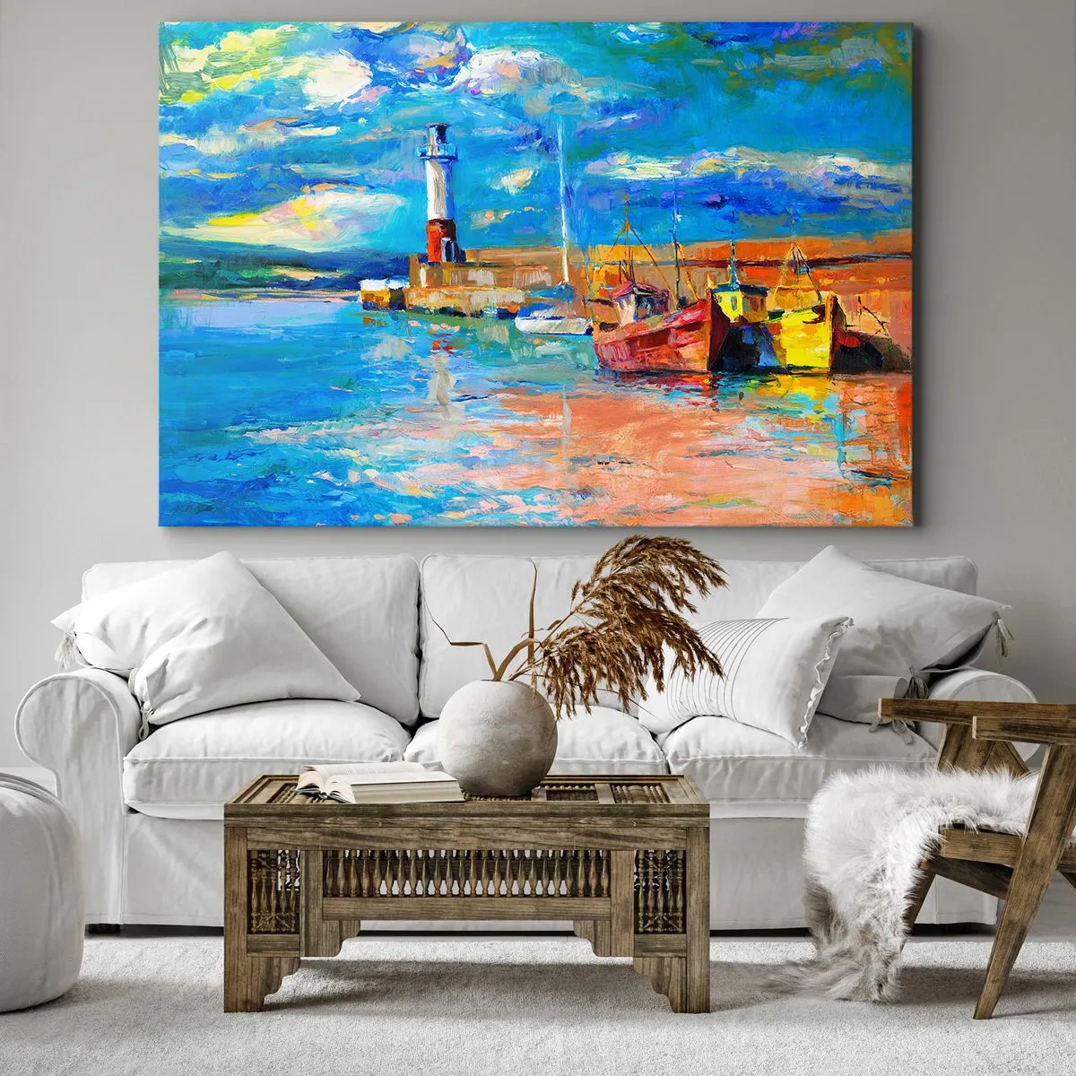 Lærredstryk - Billede på lærred - Fiskerihavn med både og et fyrtårn i klare farver - 70x50cm - Eftermiddag i regnbuebugten - Moderne vægdekoration til stue og soveværelse ARTTOR