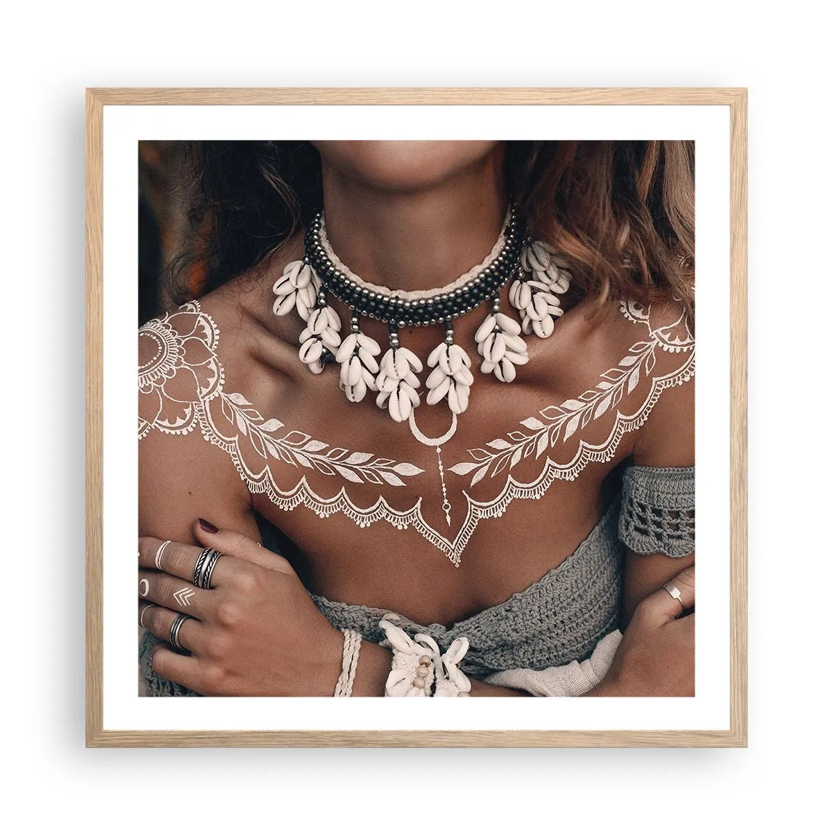 Plakat i ramme af lyst egetræ - Talismaner, ritualer om kvindelighed - 60x60 cm