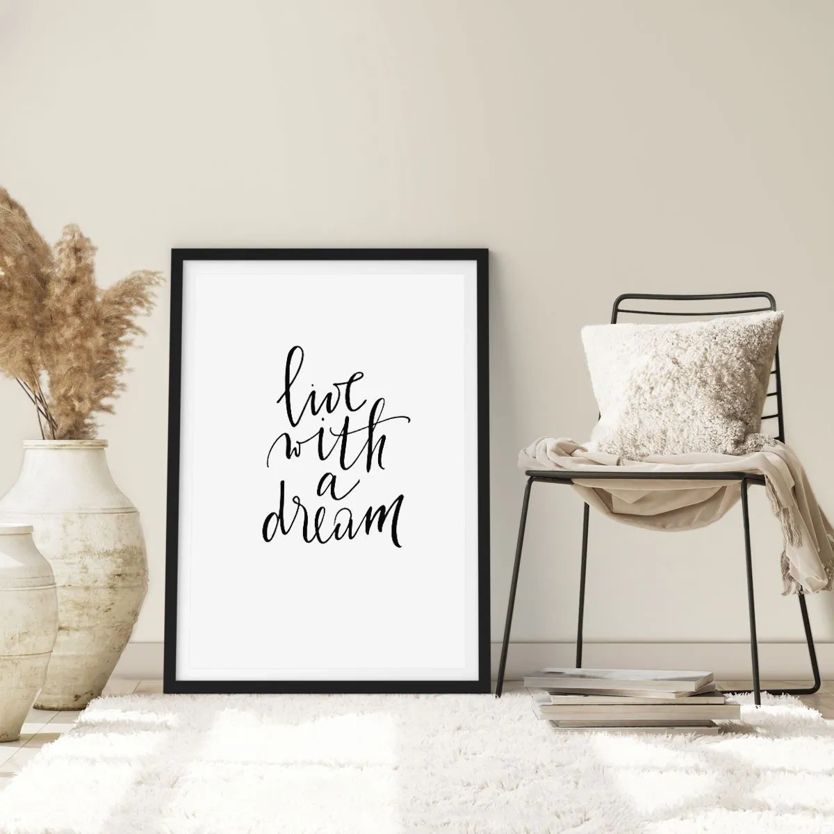 Plakat i sort ramme - Minimalistisk indskrift "Lev med en drøm" på en hvid baggrund - 50x70cm - Of course - Moderne vægdekoration til stue og soveværelse ARTTOR
