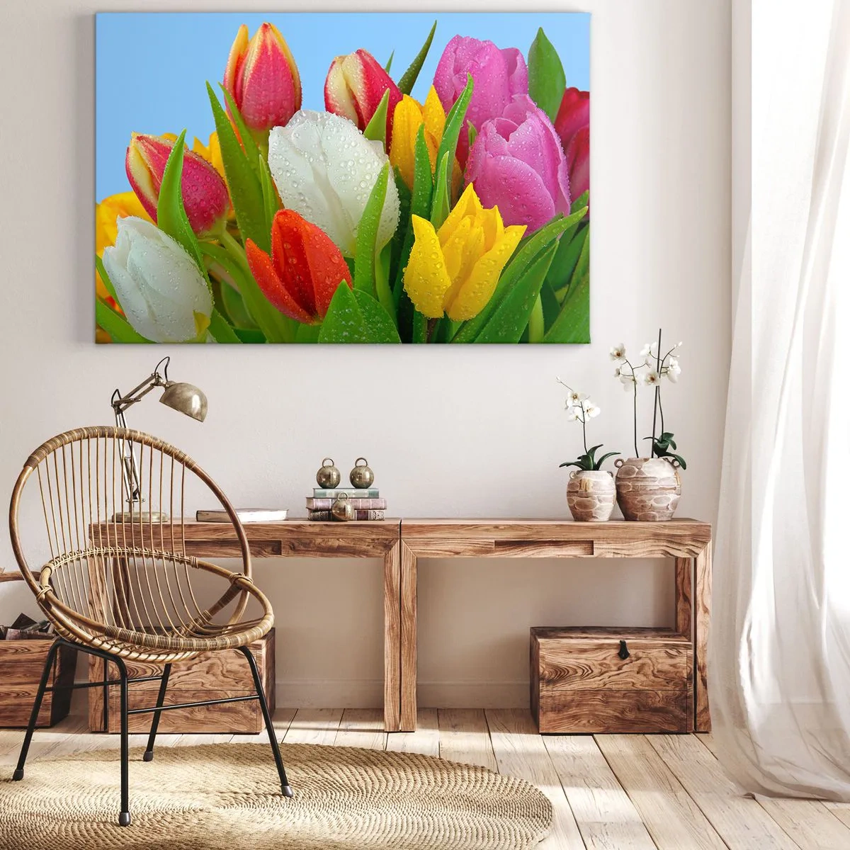 Lærredstryk - Billede på lærred - Farverige tulipaner dækket med dugdråber på en blå baggrund - 70x50cm - En blomstret regnbue i dugdråber - Moderne vægdekoration til stue og soveværelse ARTTOR