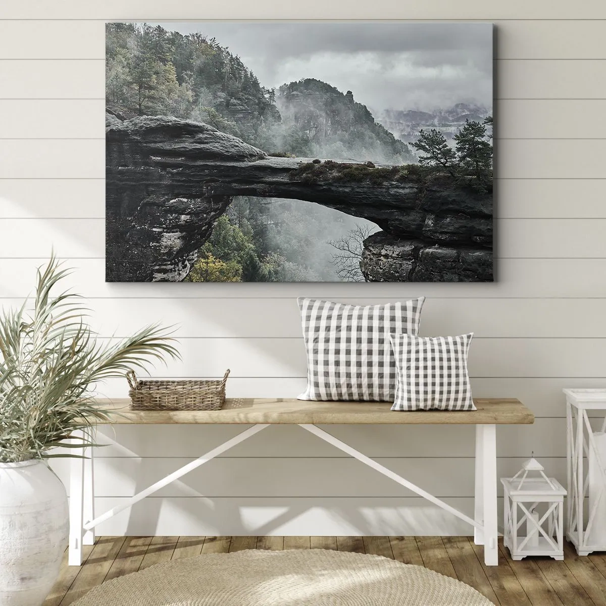 Lærredstryk - Billede på lærred - En stenbue omgivet af tågede bjerge og skov - 70x50cm - Eventyret er ved at begynde - Moderne vægdekoration til stue og soveværelse ARTTOR