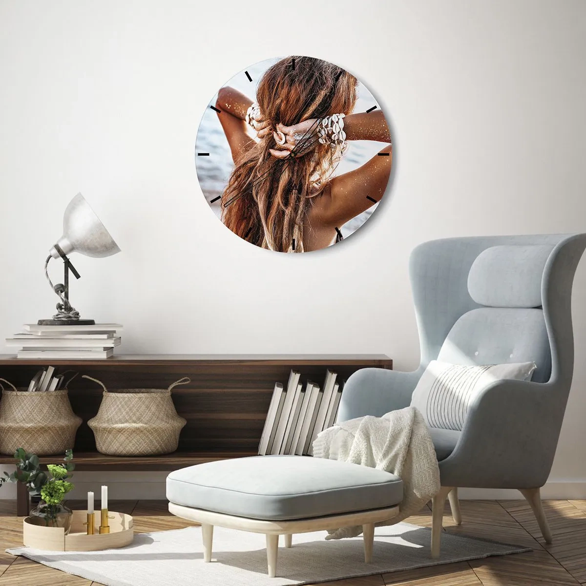 Vægur, Uret - En solbrun kvinde ved vandet med muslingeskaller i håret - 30x30cm - Søster af vand og solskin - Moderne vægdekoration til stue, køkken og soveværelse ARTTOR